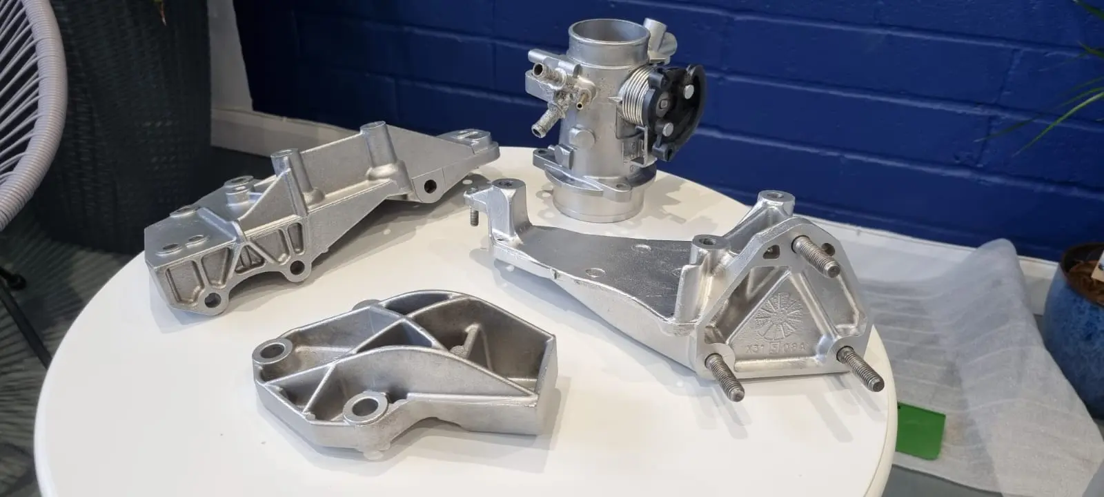 Vapour blasted aluminium components